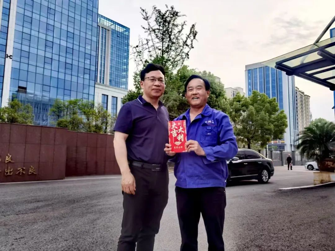 韶山市委市政府領(lǐng)導慰問省五一勞動獎?wù)芦@得者