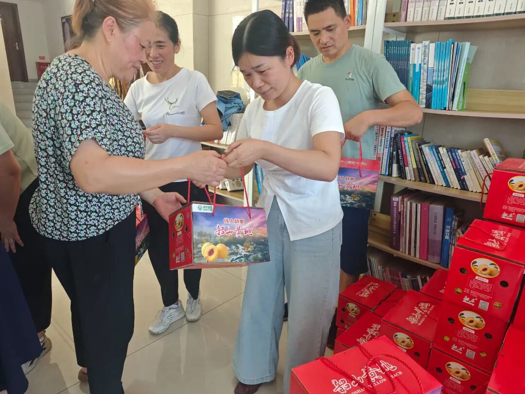 黃桃福利至，助農(nóng)情意濃